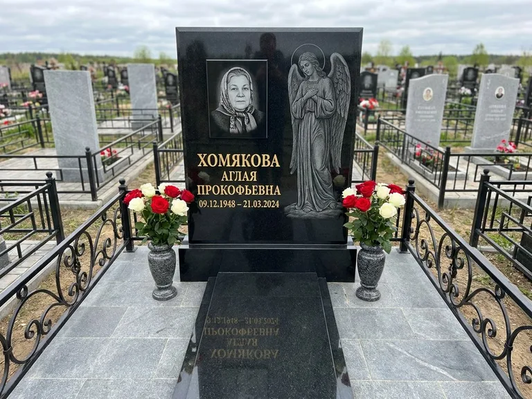 Памятник с гравировкой ангела — гравировка ангела-хранителя сбоку от портрета, работа «Яковлева» в Оренбурге