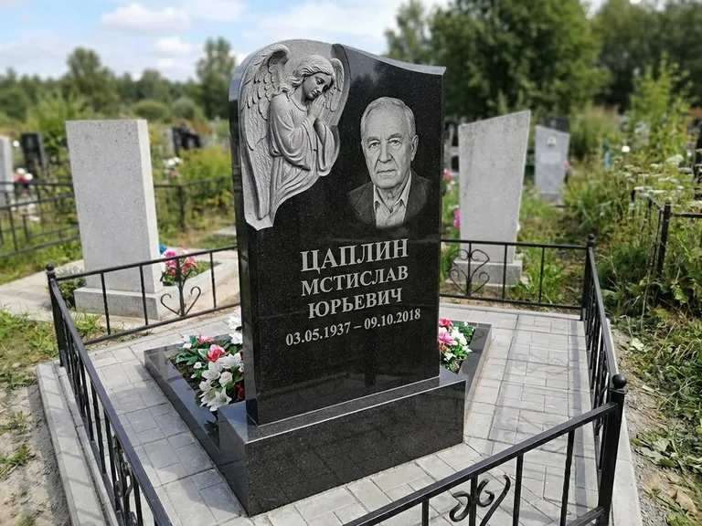 Памятник с гравировкой ангела — гравировка молящегося ангела в верхней части стелы, работа «Пономарёв» в Оренбурге