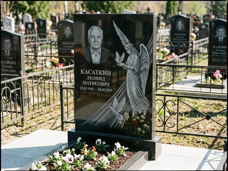 Памятник с гравировкой ангела — гравировка ангела с голубем по диагонали стелы, работа «Касаткин» в Оренбурге