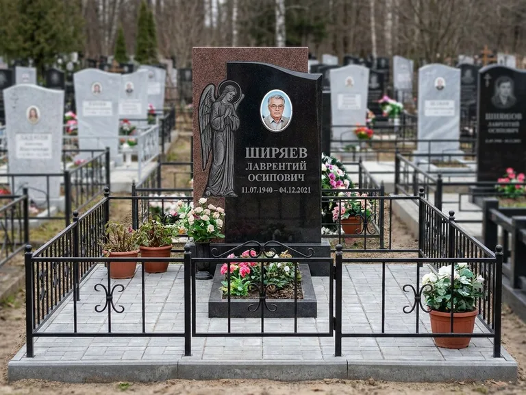 Памятник с гравировкой ангела — гравировка ангела с голубем по диагонали стелы, работа «Селиванов» в Оренбурге