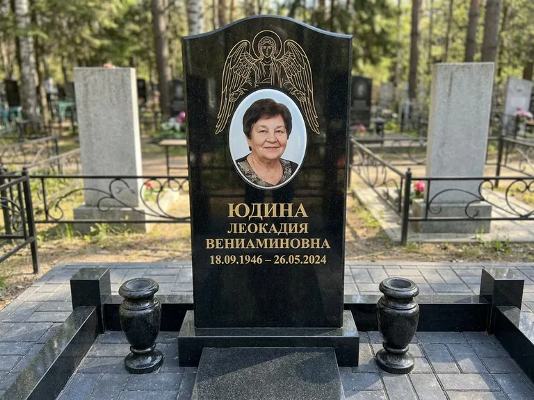Памятник с гравировкой ангела — гравировка двух ангелов по сторонам портрета, работа «Гордеева» в Оренбурге