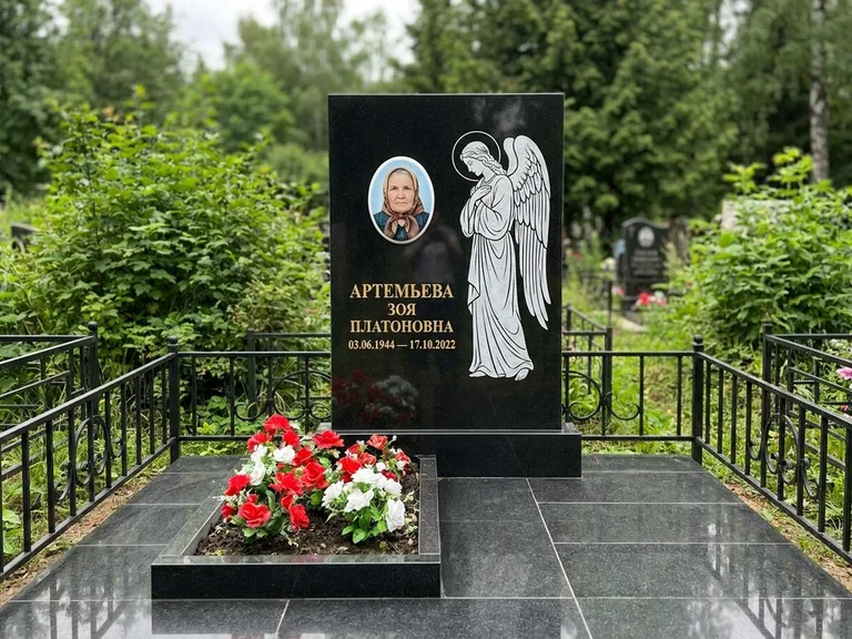 Памятник с гравировкой ангела — гравировка ангела в облаках с лучами над портретом, работа «Фаддеев» в Оренбурге
