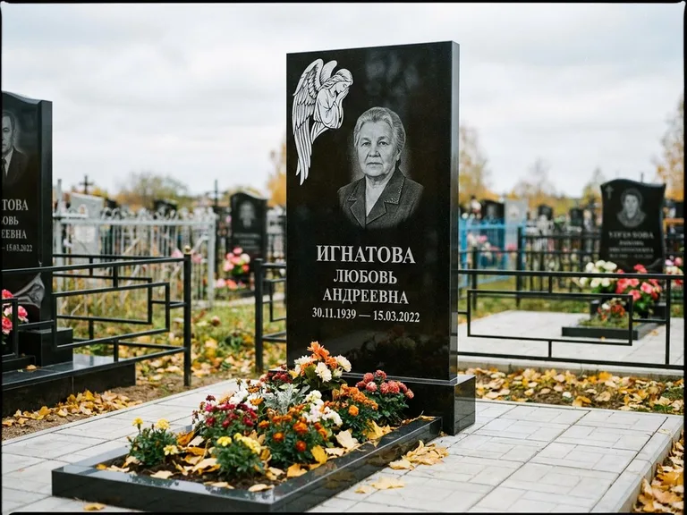 Памятник с гравировкой ангела — белая гравировка скорбящего ангела над портретом, работа «Игнатова» в Оренбурге