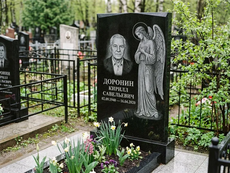 Памятник с гравировкой ангела — гравировка ангела-хранителя сбоку от портрета, работа «Доронин» в Оренбурге