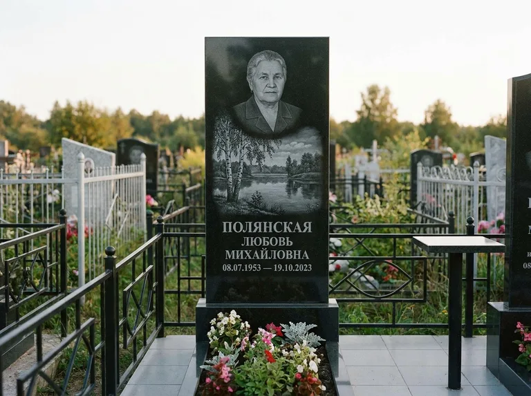 Памятник с гравировкой берёзы — гравировка берёзы у зеркального озера, работа «Полянская» в Оренбурге