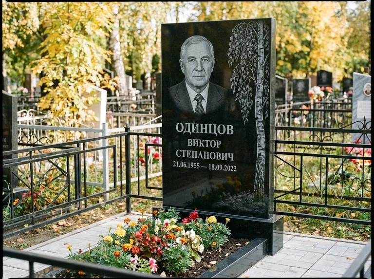 Памятник с гравировкой берёзы — гравировка плакучей берёзы с тонкими ветвями, работа «Одинцов» в Оренбурге