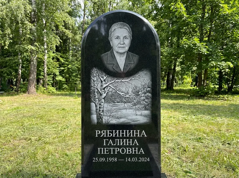 Памятник с гравировкой берёзы: стела с плавным арочным верхом — зимняя берёза, снег на ветвях, газон без ограды, стриженая трава, работа «Рябинина» в Оренбурге