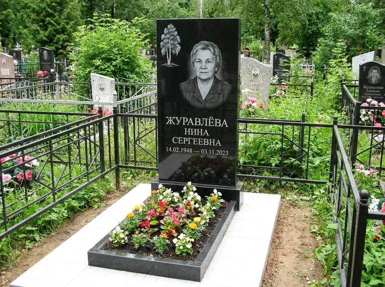 Памятник с гравировкой берёзы — гравировка одинокой берёзы над именем, работа «Журавлёва» в Оренбурге