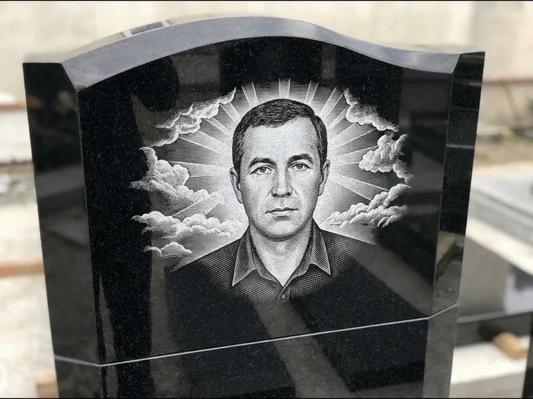Гравировка фото на памятнике — с фоном в Оренбурге