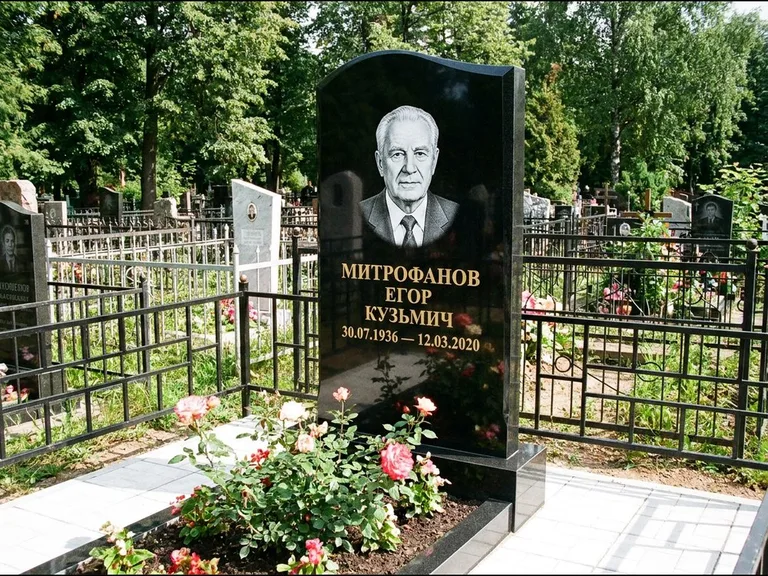 Гравировка портрета на чёрном граните — выполненная работа 29 в Оренбурге