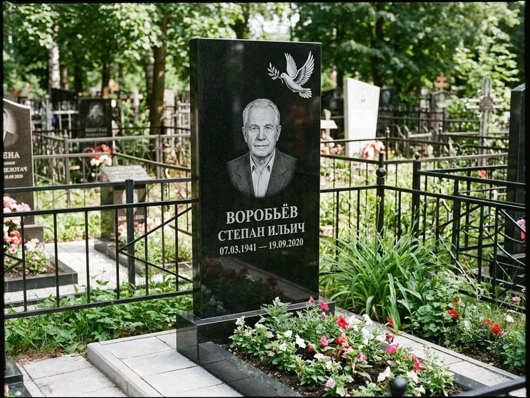 Гравировка голубей на памятник в Оренбурге — памятник из чёрного гранита с гравировкой