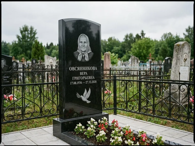 Памятник с гравировкой голубей — гравировка голубя с оливковой ветвью рядом с эпитафией, работа «Овсянникова» в Оренбурге
