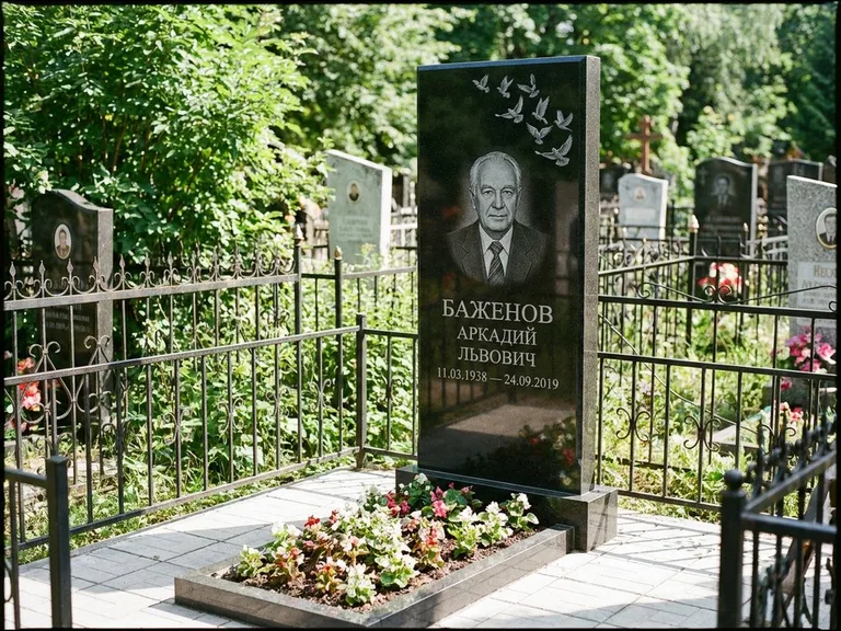 Памятник с гравировкой голубей — гравировка стаи голубей, взлетающей от угла стелы, работа «Баженов» в Оренбурге