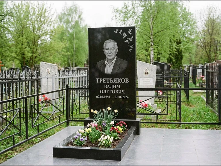 Памятник с гравировкой голубей — гравировка стаи голубей, взлетающей от угла стелы, работа «Третьяков» в Оренбурге