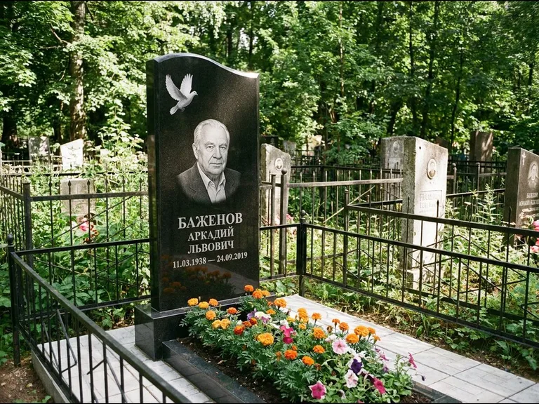 Памятник с гравировкой голубей — белая гравировка взлетающего голубя над портретом, работа «Баженов» в Оренбурге
