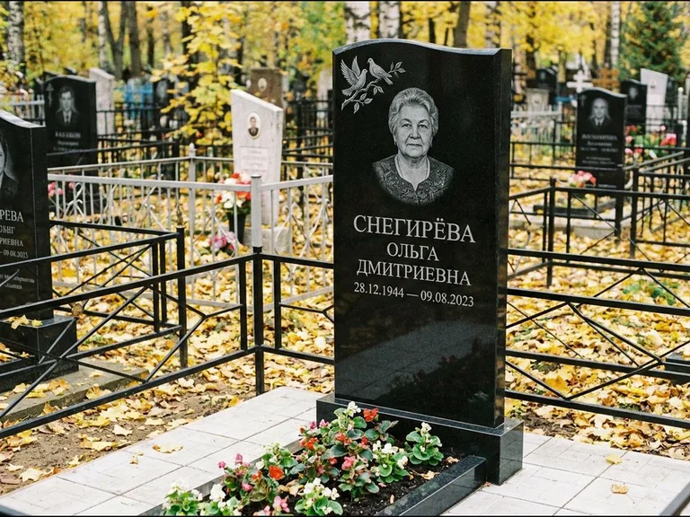 Памятник с гравировкой голубей — гравировка пары голубей на ветке в верхнем углу стелы, работа «Снегирёва» в Оренбурге