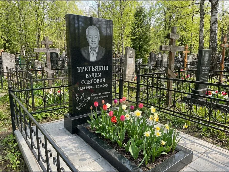 Памятник с гравировкой голубей — гравировка голубя с оливковой ветвью рядом с эпитафией, работа «Третьяков» в Оренбурге