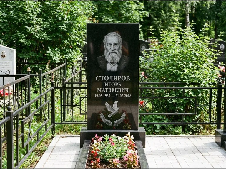 Памятник с гравировкой голубей — гравировка голубя над раскрытыми ладонями внизу стелы, работа «Столяров» в Оренбурге