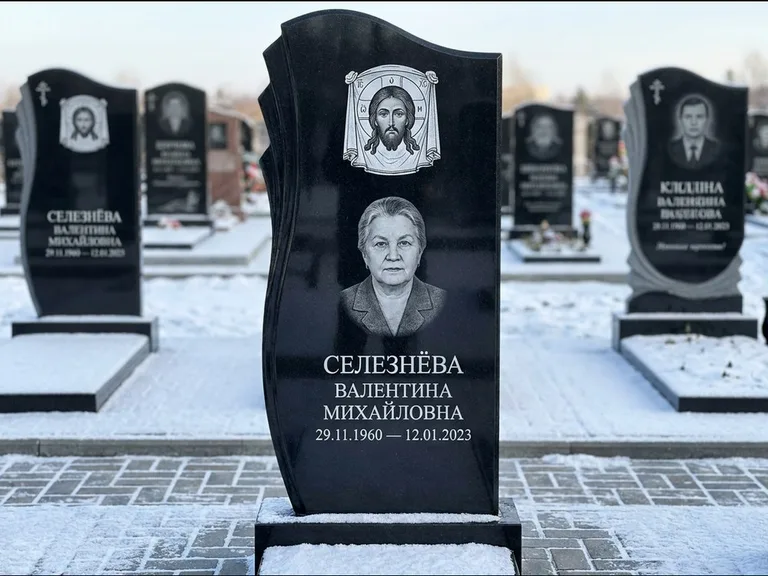 Памятник с гравировкой иконы — Казанская икона Божией Матери на стеле, работа «Одинцов» в Оренбурге
