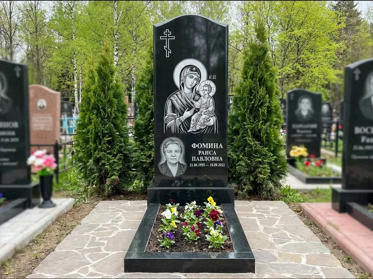 Памятник с гравировкой иконы — икона в резном киоте, работа «Гущин» в Оренбурге