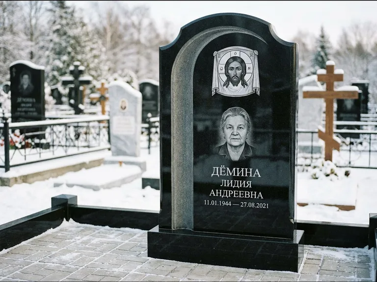 Памятник с гравировкой иконы: гранёный восьмиугольный обелиск с крестом — гравировка Николая Чудотворца, семейный участок с гранитной скамьёй, работа «Зотов» в Оренбурге