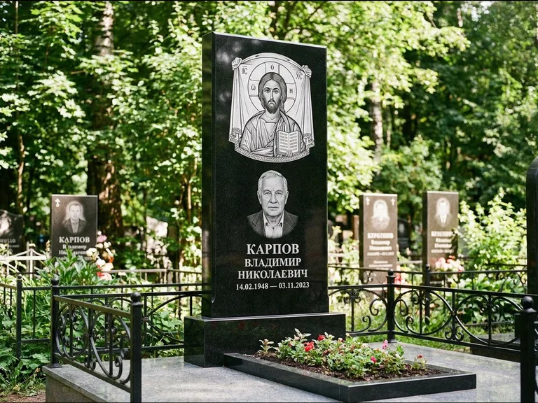 Памятник с гравировкой иконы: широкая двойная семейная стела — золочёный нимб на образе, цветник с красными розами, работа «Воронцова» в Оренбурге