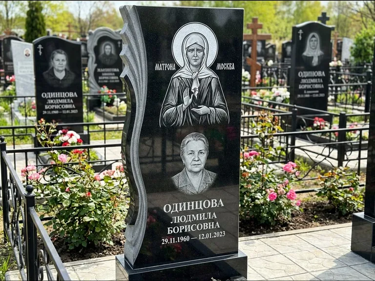 Памятник с гравировкой иконы: ступенчатая двухуровневая стела — Архангел Михаил на стеле, каменная дорожка из плитняка, работа «Одинцов» в Оренбурге