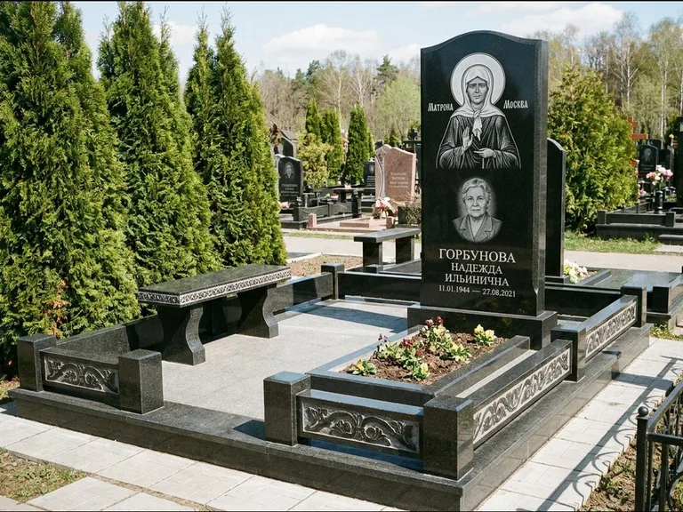 Памятник с гравировкой иконы: стела в форме раскрытой книги с образом — гравировка образа Спасителя, цоколь тёмной плиткой, работа «Зотов» в Оренбурге