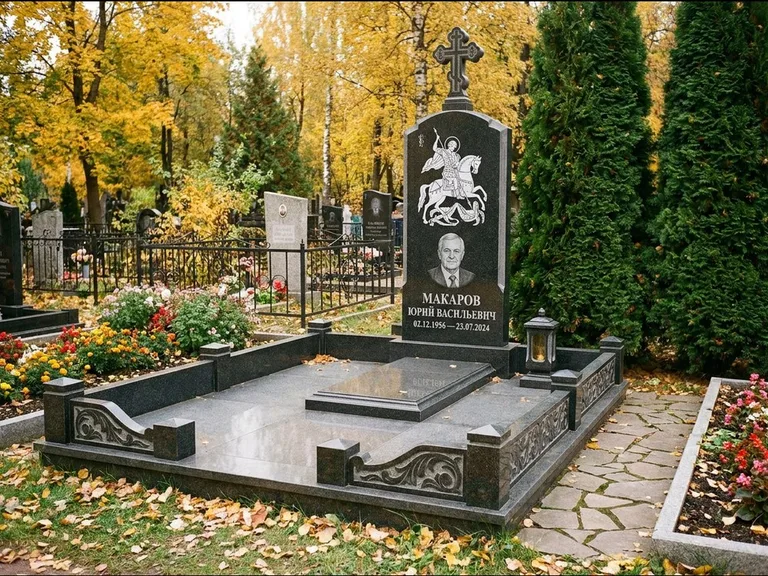 Памятник с гравировкой иконы: ступенчатая трёхуровневая стела — золочёный нимб на образе, дорожка из природного плитняка, работа «Лебедева» в Оренбурге