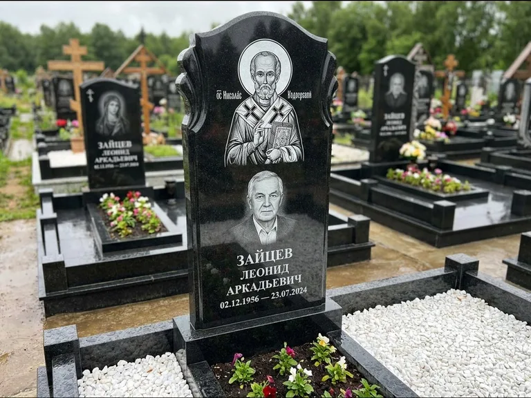 Памятник с гравировкой иконы — образ Николая Чудотворца, работа «Лебедева» в Оренбурге