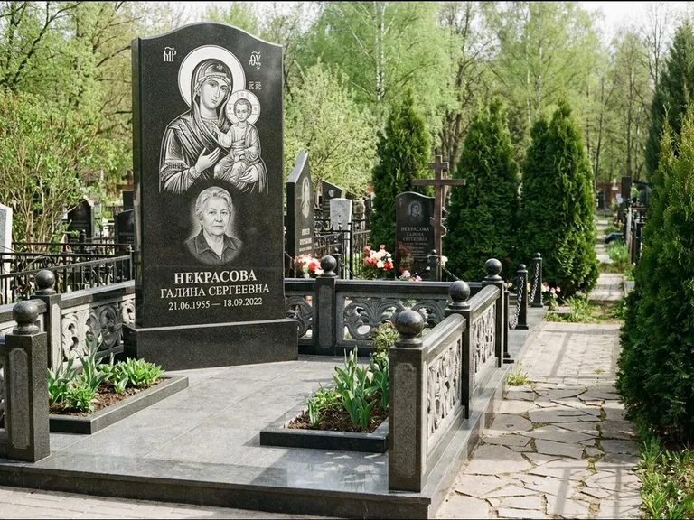 Памятник с гравировкой иконы: полукруглая стела с купольным навершием — Архангел Михаил на стеле, заснеженный зимний участок, работа «Гущин» в Оренбурге