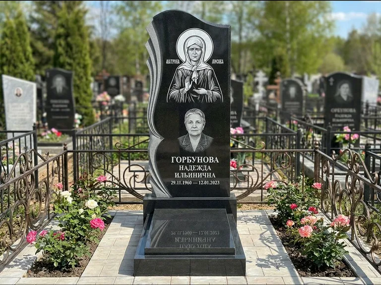 Памятник с гравировкой иконы — икона в резном киоте, работа «Одинцов» в Оренбурге