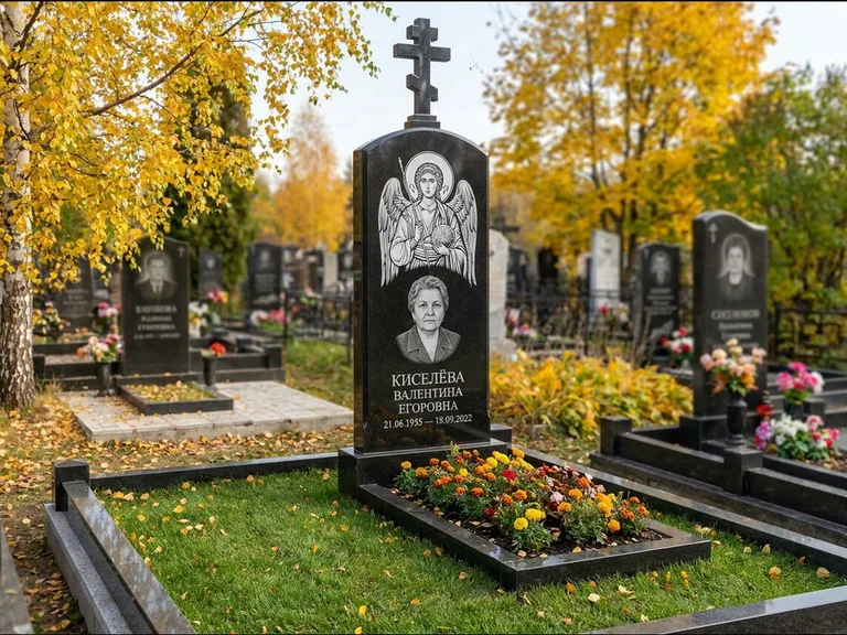 Памятник с гравировкой иконы — образ в полный рост на обороте стелы, работа «Гущин» в Оренбурге