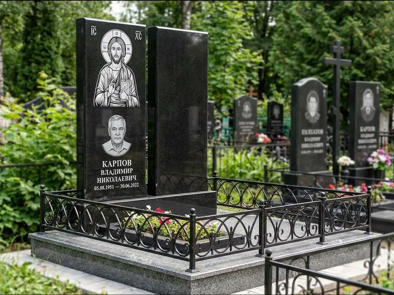 Памятник с гравировкой иконы — Казанская икона Божией Матери на стеле, работа «Богданова» в Оренбурге