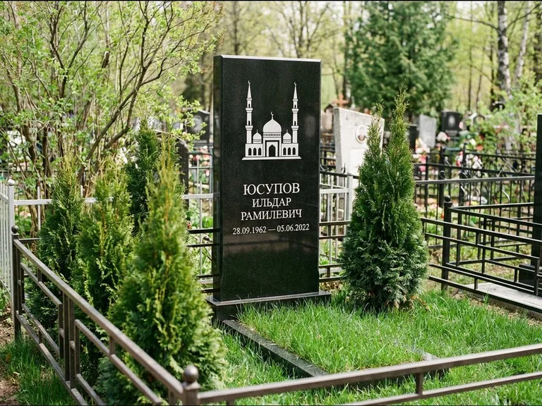 Мусульманский памятник с гравировкой мечети — силуэт мечети с двумя минаретами над именем, работа «Юсупов» в Оренбурге
