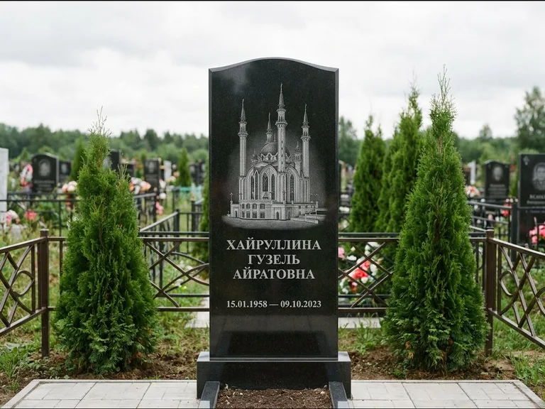 Мусульманский памятник с гравировкой мечети — мечеть Кул-Шариф на обороте стелы, работа «Хайруллина» в Оренбурге