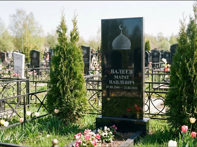 Мусульманский памятник с гравировкой мечети — купол с полумесяцем в верхней части, работа «Валеев» в Оренбурге