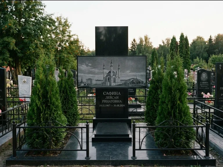 Мусульманский памятник с гравировкой мечети — панорама мечети во всю ширину стелы, работа «Сафина» в Оренбурге