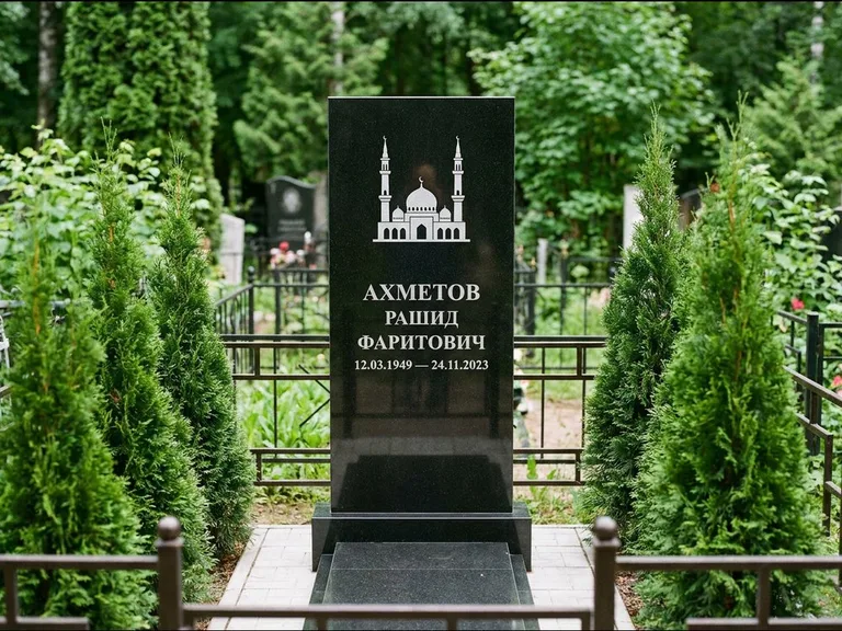 Мусульманский памятник с гравировкой мечети — силуэт мечети с двумя минаретами над именем, работа «Ахметов» в Оренбурге