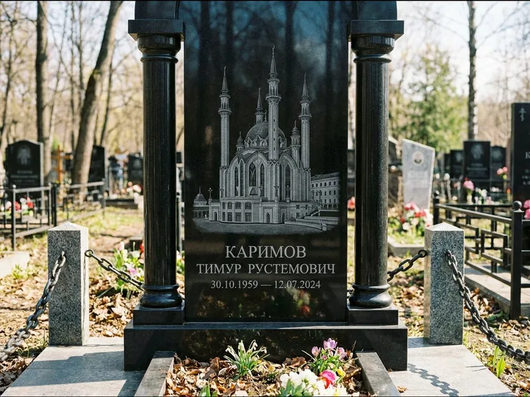 Мусульманский памятник с гравировкой мечети: стела с колоннами-минаретами по бокам — детализированная гравировка мечети Кул-Шариф, гранитные столбики с провисающей цепью, работа «Каримов» в Оренбурге