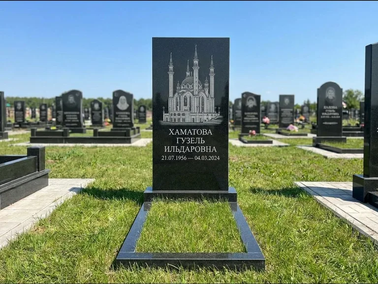 Мусульманский памятник с гравировкой мечети: небольшая скромная одиночная стела — золочёная гравировка мечети, аккуратный участок с газоном, работа «Нигматуллина» в Оренбурге
