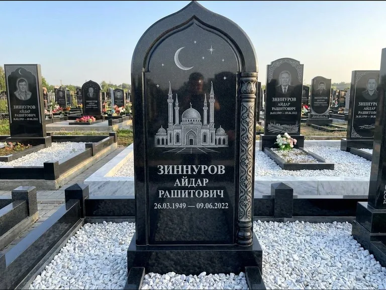Мусульманский памятник с гравировкой мечети: стела с михраб-верхом и резной боковой колонной — детализированная гравировка мечети Кул-Шариф, белая мраморная крошка, работа «Ахметов» в Оренбурге