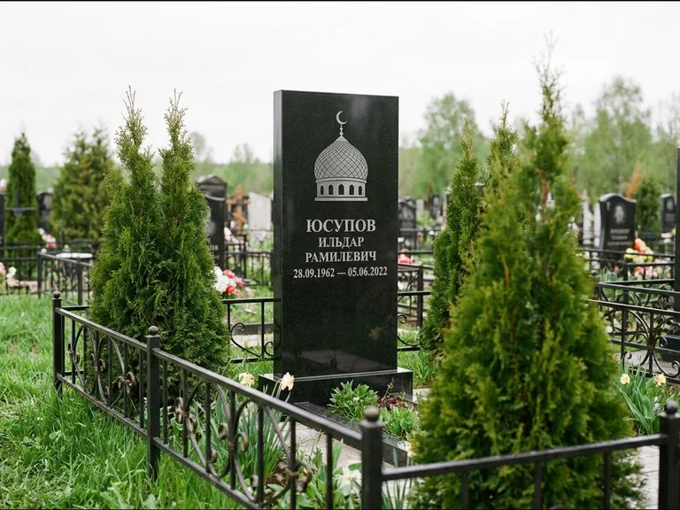 Мусульманский памятник с гравировкой мечети — купол с полумесяцем в верхней части, работа «Юсупов» в Оренбурге