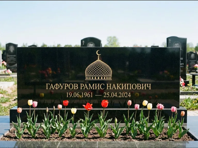 Мусульманский памятник с гравировкой мечети: широкая панорамная стела с золочёной мечетью — гравировка минарета с полумесяцем, цветник с тюльпанами, работа «Валеев» в Оренбурге
