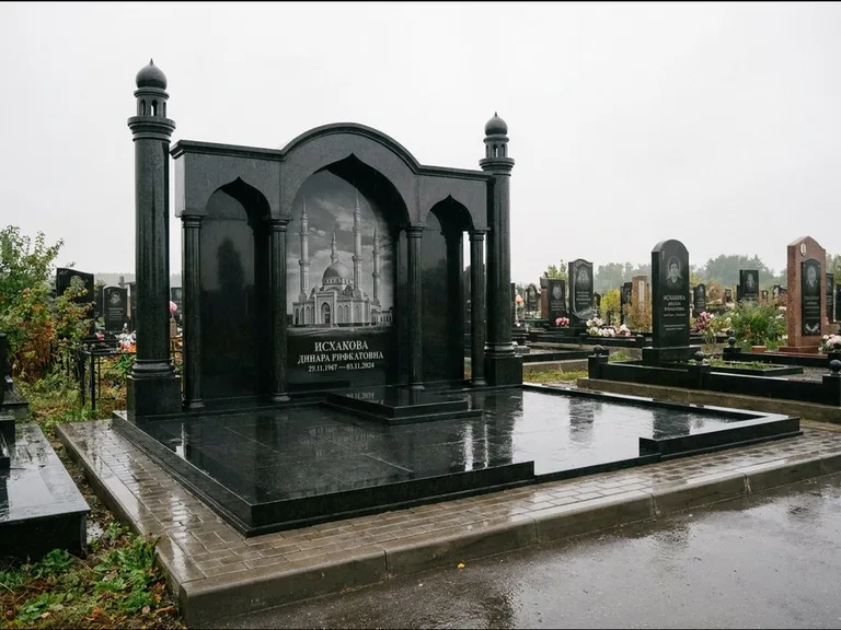 Мусульманский памятник с гравировкой мечети: семейный мемориал с колоннами-минаретами и аркой — золочёная гравировка мечети, большая мощёная площадка, работа «Абдуллаева» в Оренбурге