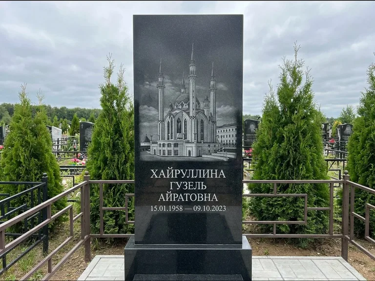 Мусульманский памятник с гравировкой мечети — панорама мечети во всю ширину стелы, работа «Хайруллина» в Оренбурге