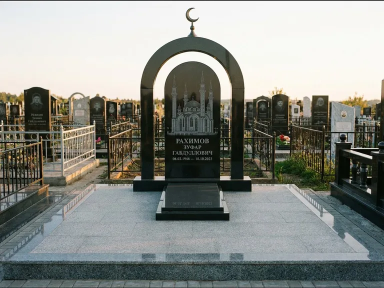 Мусульманский памятник с гравировкой мечети: монументальная стела-арка с полумесяцем на вершине — детализированная гравировка мечети Кул-Шариф, мощёная гранитная площадка с бордюром, работа «Юсупов» в Оренбурге
