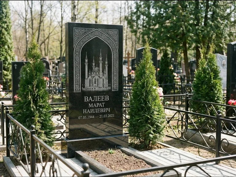 Мусульманский памятник с гравировкой мечети — мечеть в восточной арке с орнаментом, работа «Валеев» в Оренбурге