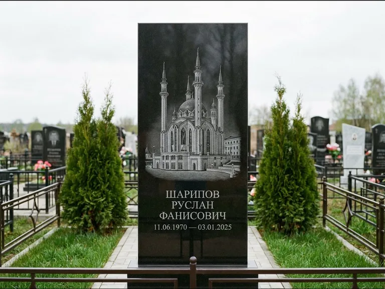 Мусульманский памятник с гравировкой мечети — мечеть Кул-Шариф на обороте стелы, работа «Шарипов» в Оренбурге