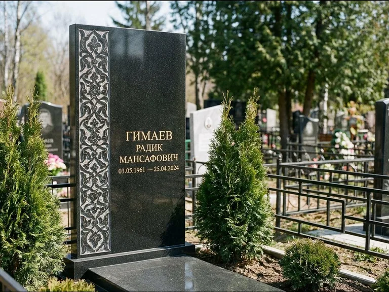 Мусульманский памятник — колонна ислими по краю стелы, работа «Гимаев» в Оренбурге